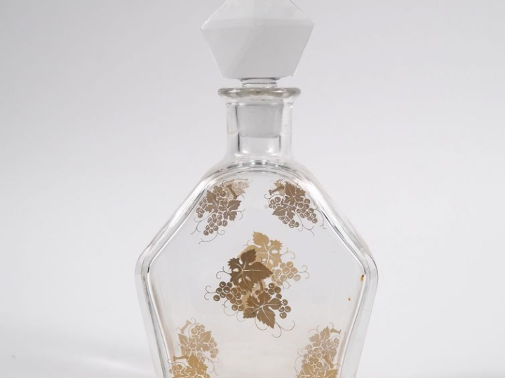 BACCARAT.  Flacon à whisky en cristal à décor doré de pampres Signé (m