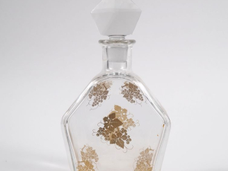 Vente aux enchères BACCARAT.  Flacon à whisky en cristal à décor doré de pampres Signé (m