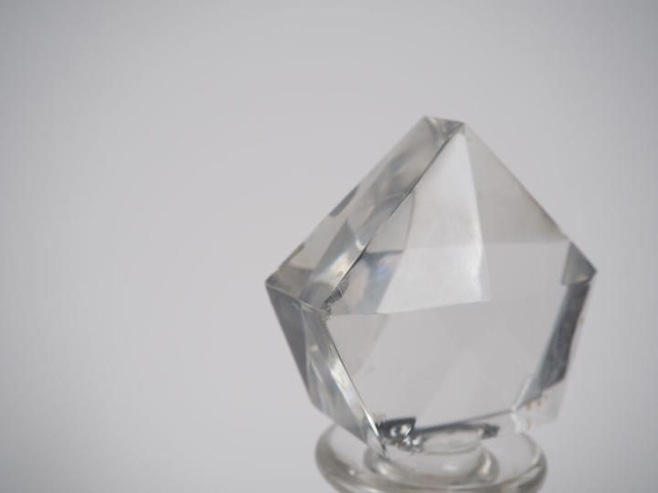 BACCARAT.  Flacon à whisky en cristal à décor doré de pampres Signé (m
