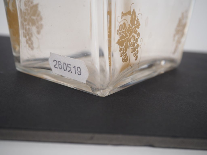 BACCARAT.  Flacon à whisky en cristal à décor doré de pampres Signé (m