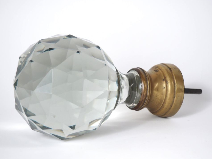 Boule d'escalier en cristal faceté, base en bronze. H. 22 cm