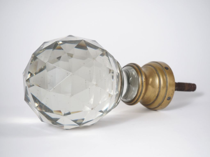 Boule d'escalier en cristal faceté, base en bronze. H. 19 cm