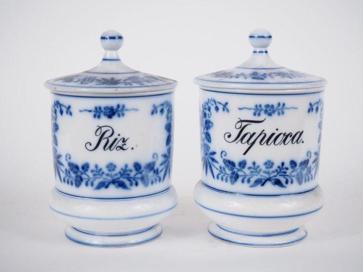 Paire de pots couverts en porcelaine marqués "Riz" et "Tapioca", décor