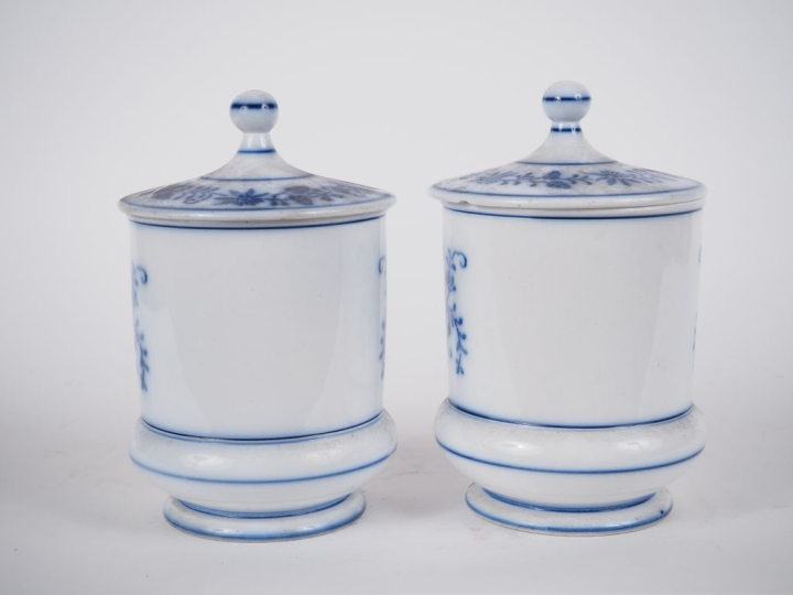 Paire de pots couverts en porcelaine marqués "Riz" et "Tapioca", décor