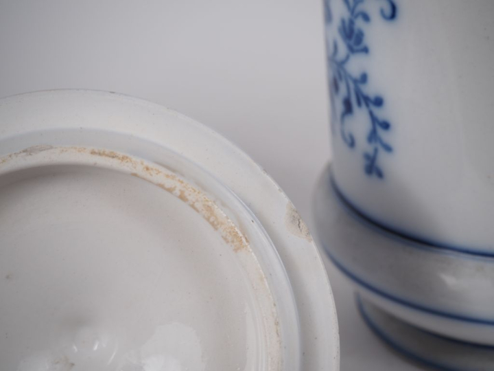 Paire de pots couverts en porcelaine marqués "Riz" et "Tapioca", décor