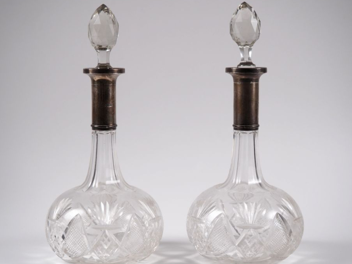 Paire de décanteurs anglais en cristal et argent. H. 31,5 cm