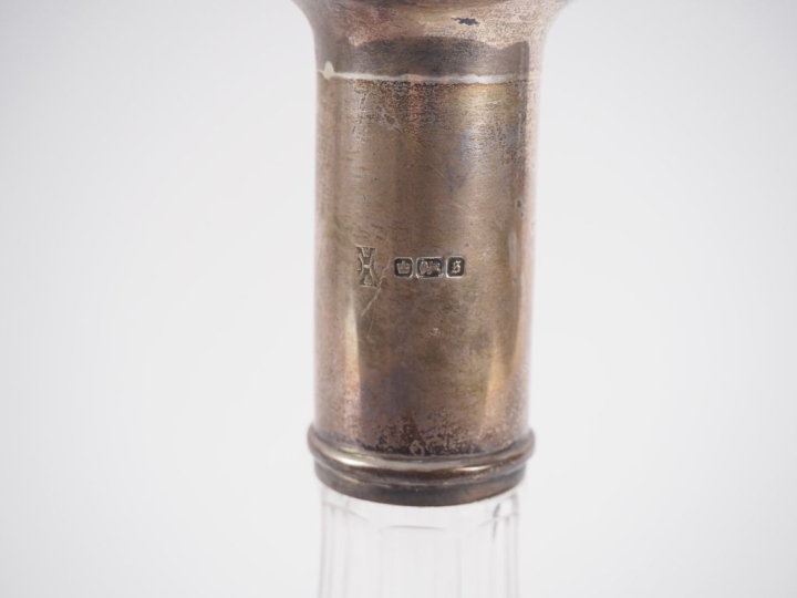 Paire de décanteurs anglais en cristal et argent. H. 31,5 cm