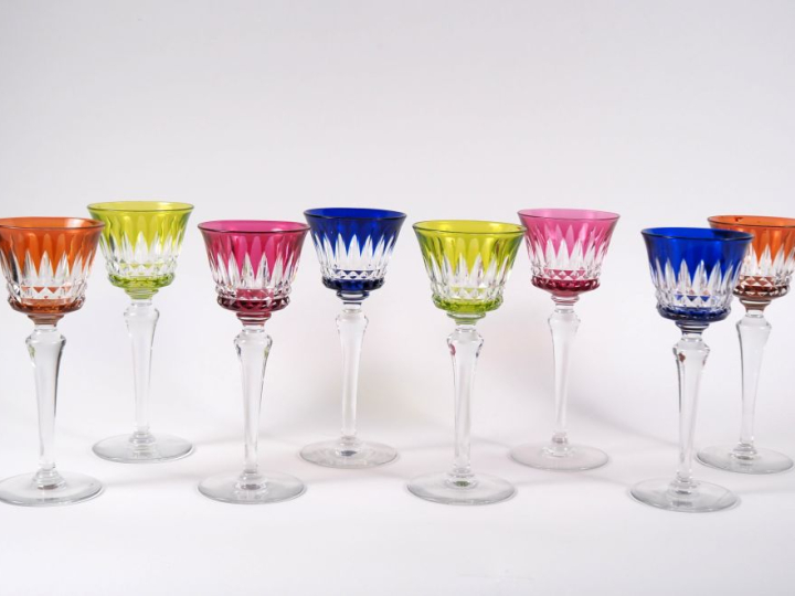 BACCARAT.  8 verres à vin du Rhin en cristal bicolore. Signés