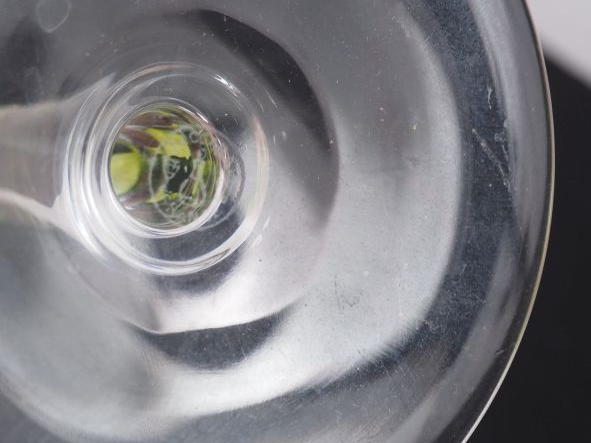 BACCARAT.  8 verres à vin du Rhin en cristal bicolore. Signés