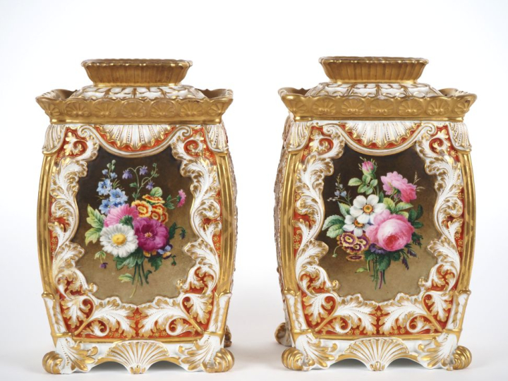 Jacob PETIT.  Paire de vases en porcelaine, décor de bouquets de fleur
