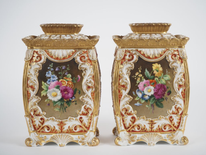 Jacob PETIT.  Paire de vases en porcelaine, décor de bouquets de fleur