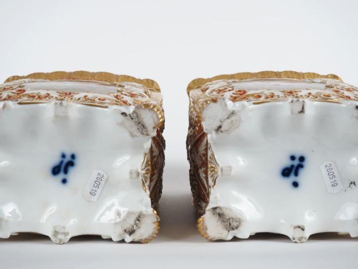 Jacob PETIT.  Paire de vases en porcelaine, décor de bouquets de fleur