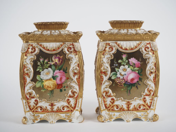 Jacob PETIT.  Paire de vases en porcelaine, décor de bouquets de fleur