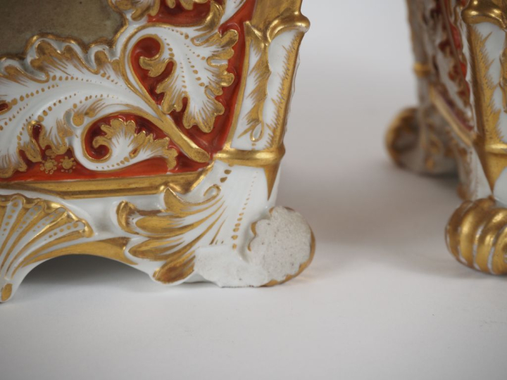 Jacob PETIT.  Paire de vases en porcelaine, décor de bouquets de fleur