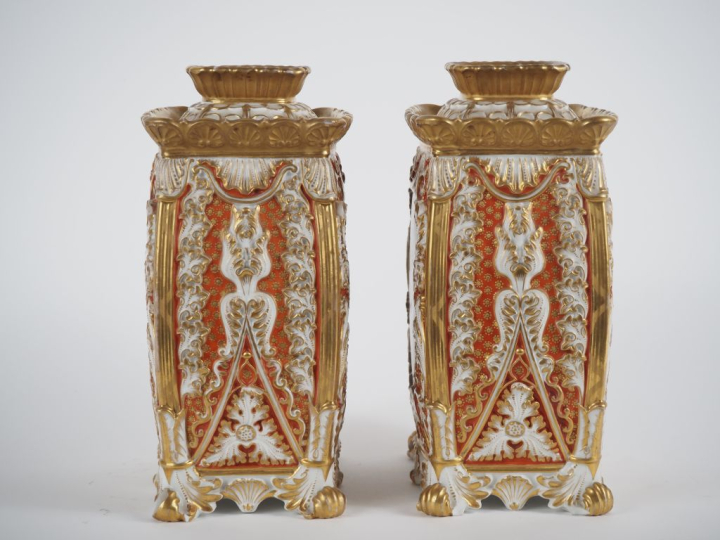 Jacob PETIT.  Paire de vases en porcelaine, décor de bouquets de fleur