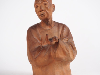 Vente aux enchères Gaston HAUCHECORNE.  "Buste de chinois souriant".  Buste en terre cuit