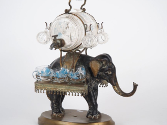 Vente aux enchères Cave à liqueur 1900 en régule et verre en forme d'éléphant, transporta