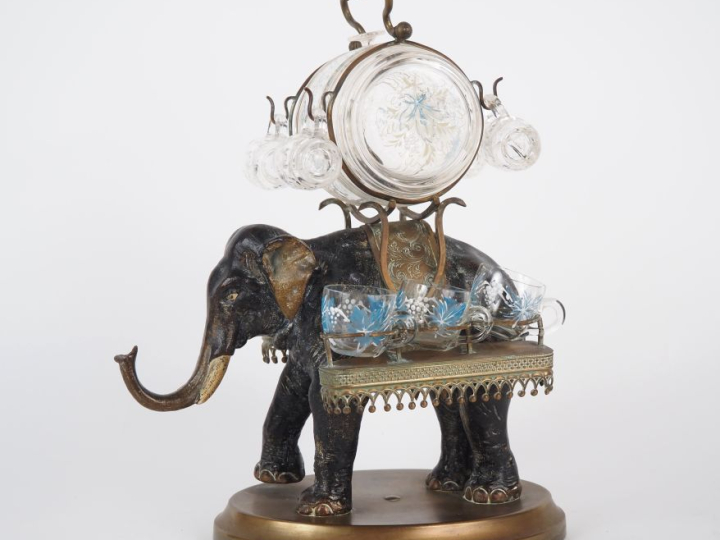 Cave à liqueur 1900 en régule et verre en forme d'éléphant, transporta