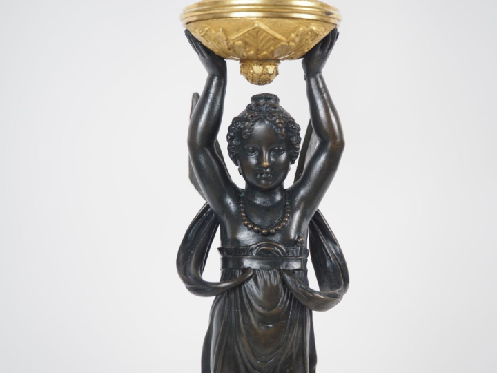 Paire de candélabres Restauration en bronze doré, ciselé et patiné en 