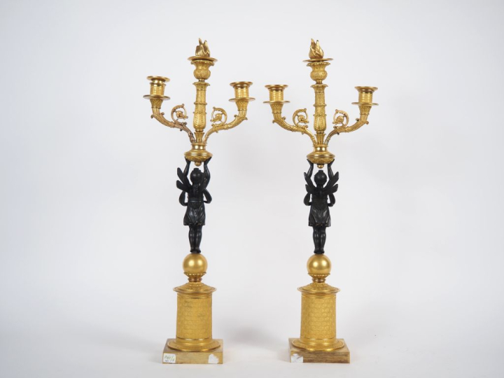 Paire de candélabres Restauration en bronze doré, ciselé et patiné en 