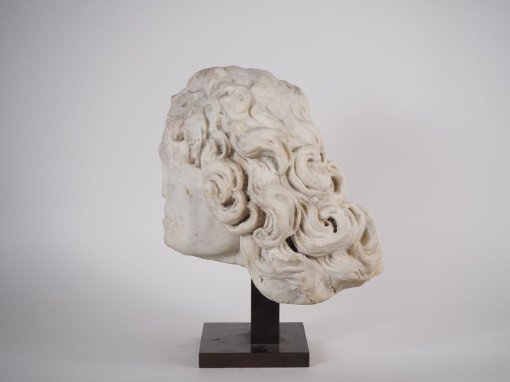 Ecole génoise du XVIIème siècle. "Tête d'homme". Marbre blanc Erosions