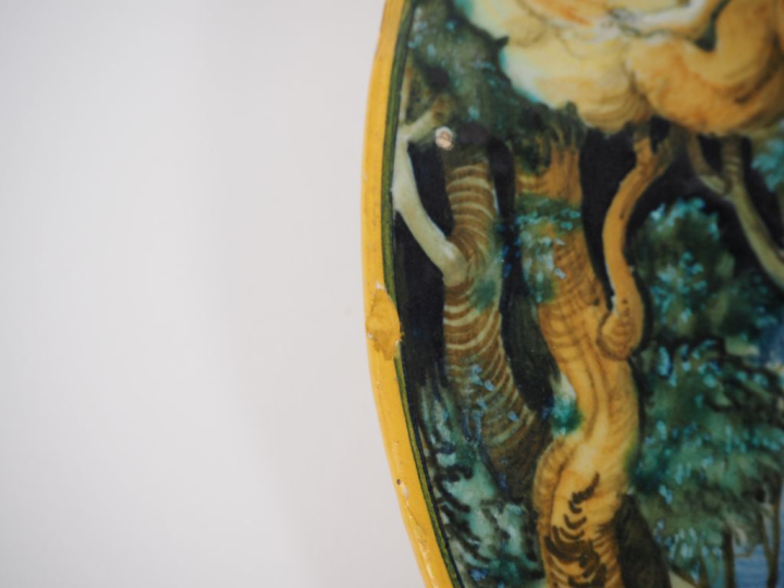 Plat XVIIème en faience italienne, à décor de scène mythologique. Diam