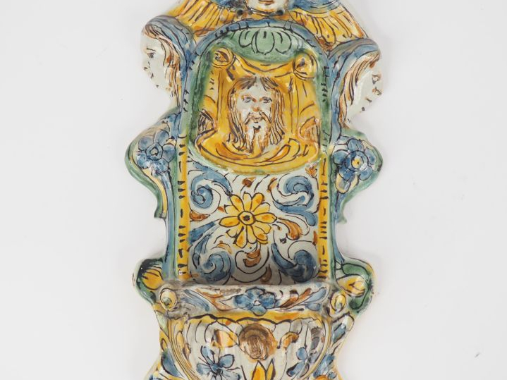 Bénitier plaque en faience italienne XVIIIème, à décor du Saint Suaire
