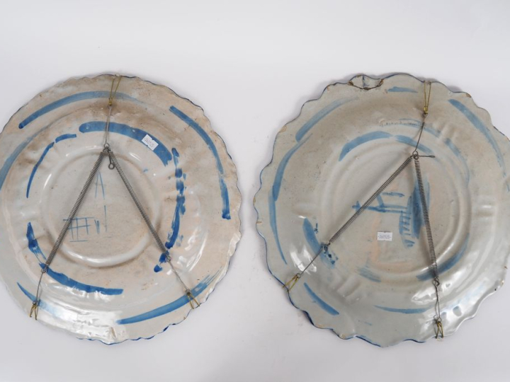 Paire de plats XIXème en faience italienne à décor en camaieu bleu de 
