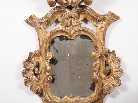 Miroir de style italien, cadre en bois doré, à décor ajouré de palmett