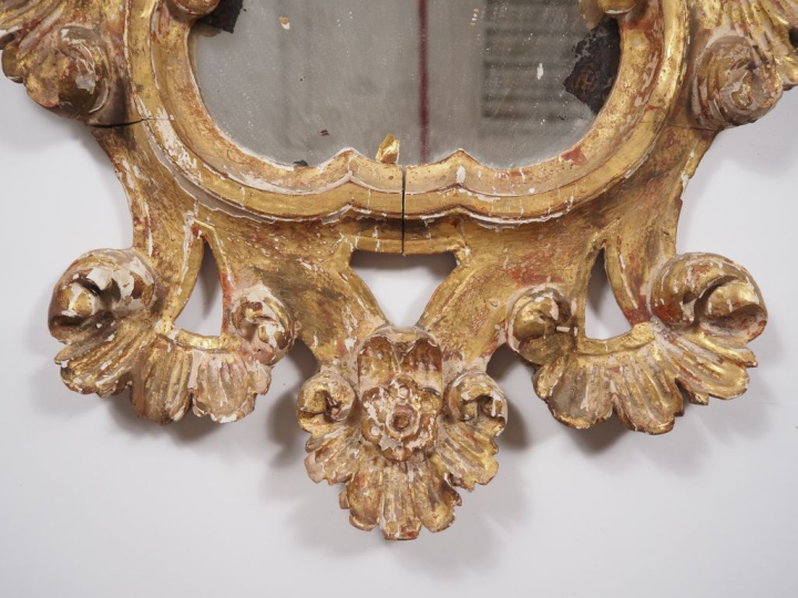 Miroir de style italien, cadre en bois doré, à décor ajouré de palmett