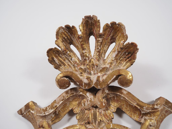 Miroir de style italien, cadre en bois doré, à décor ajouré de palmett