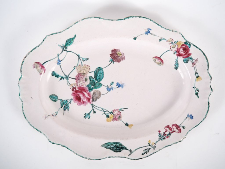 MOUSTIERS. Grand plat ovale XVIIIème en faience, à décor de fleurs pol