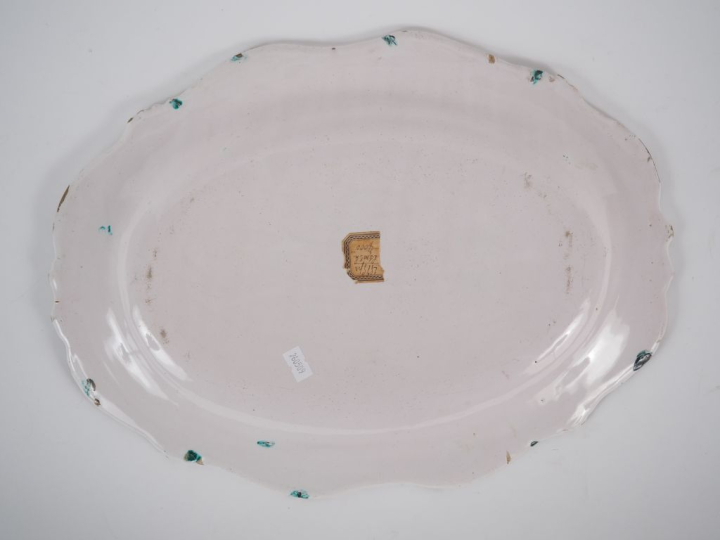 MOUSTIERS. Grand plat ovale XVIIIème en faience, à décor de fleurs pol