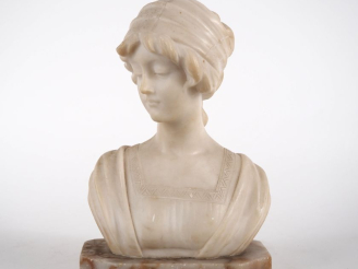 Vente aux enchères A. SACCARDI.  "jeune fille au fichu" Sculpture en albâtre. Signée H. 2