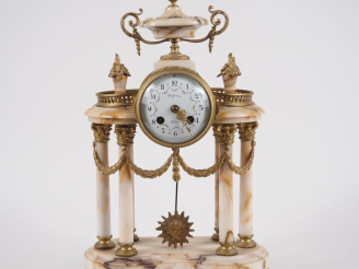 Vente aux enchères Pendule portique de style Louis XVI en albatre, modèle à six colonnes,