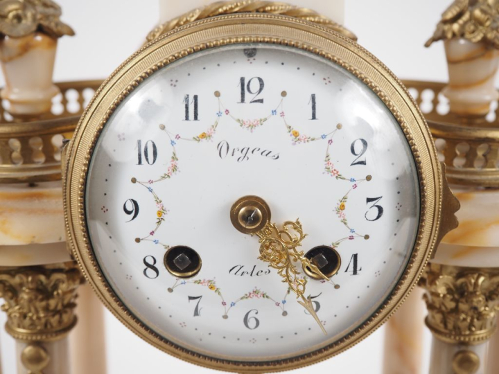 Pendule portique de style Louis XVI en albatre, modèle à six colonnes,