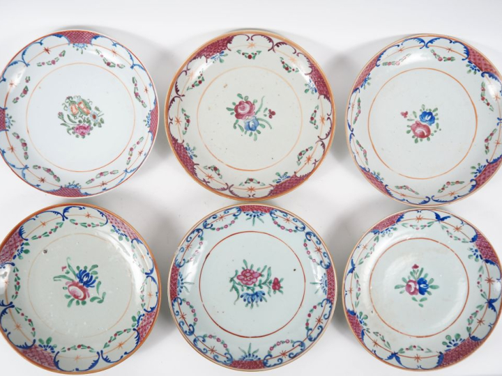 Suite de 12 grandes assiettes en porcelaine, décor dans le goût de la 