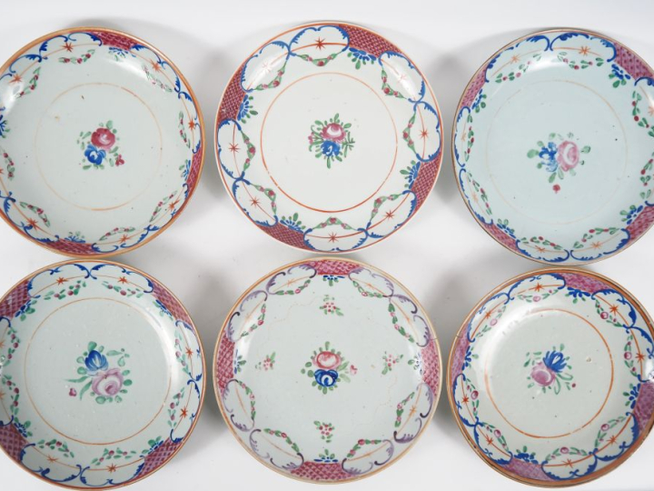 Suite de 12 grandes assiettes en porcelaine, décor dans le goût de la 