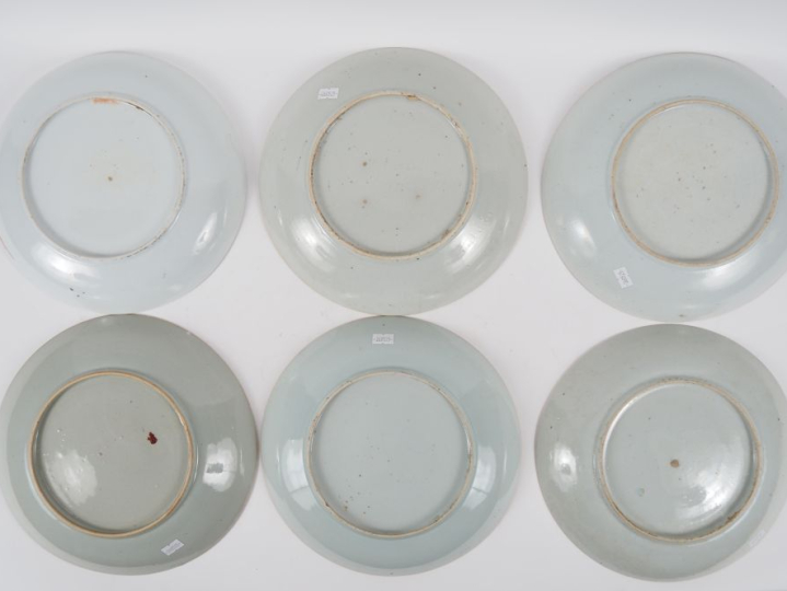Suite de 12 grandes assiettes en porcelaine, décor dans le goût de la 