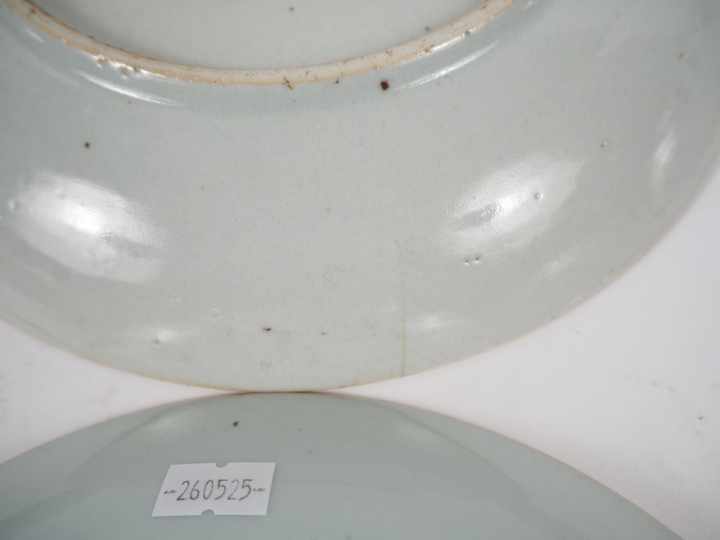 Suite de 12 grandes assiettes en porcelaine, décor dans le goût de la 