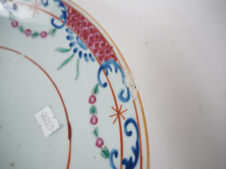 Suite de 12 grandes assiettes en porcelaine, décor dans le goût de la 