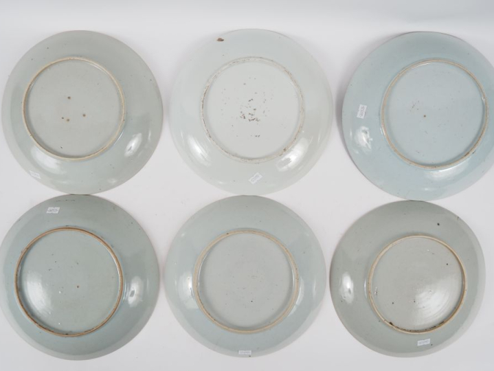 Suite de 12 grandes assiettes en porcelaine, décor dans le goût de la 