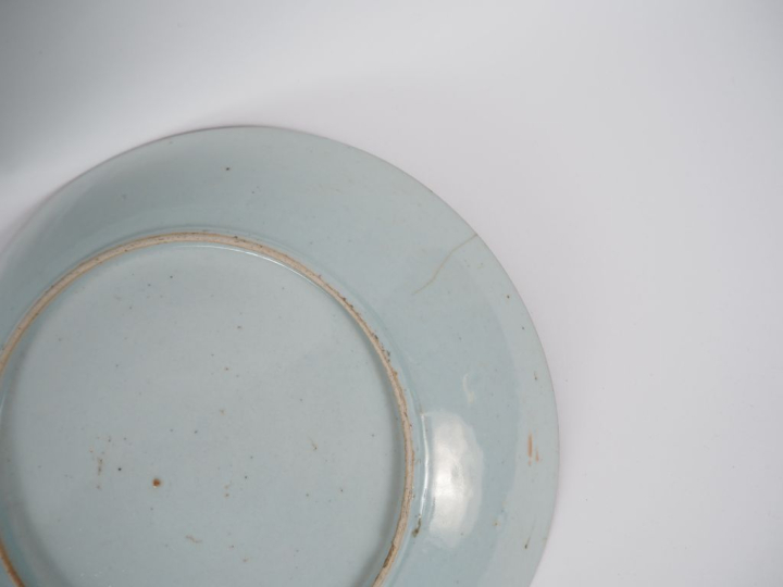 Suite de 12 grandes assiettes en porcelaine, décor dans le goût de la 