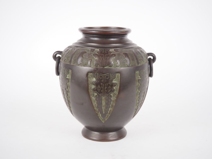 CHRISTOFLE.  Vase à anses en bronze patiné dans le goût de la Chine. H