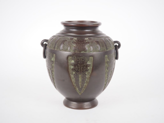 Vente aux enchères CHRISTOFLE.  Vase à anses en bronze patiné dans le goût de la Chine. H