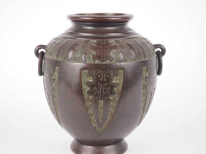 CHRISTOFLE.  Vase à anses en bronze patiné dans le goût de la Chine. H