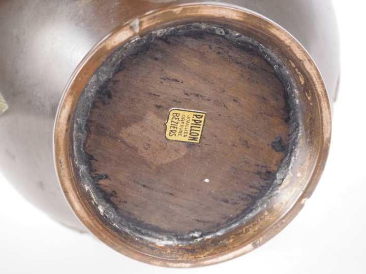 CHRISTOFLE.  Vase à anses en bronze patiné dans le goût de la Chine. H