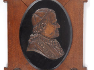 Vente aux enchères P. MOULINS.  "Portrait du Pape Pie IX" en métal repoussé sur une plaqu