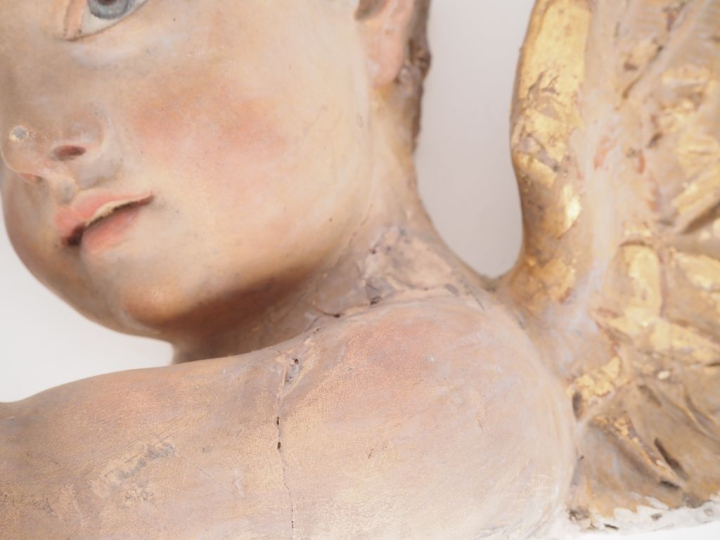Sculpture en stuc polychrome "ange". (petits accidents) Dim. 25 x 35 c