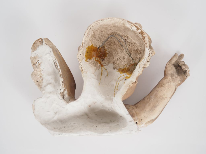 Sculpture en stuc polychrome "ange". (petits accidents) Dim. 25 x 35 c